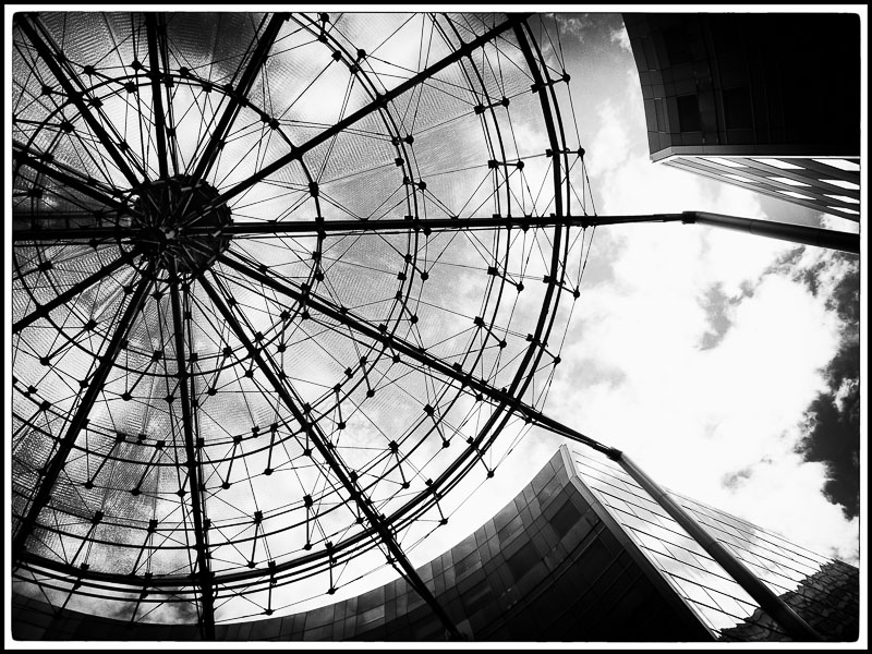 La Défense coupole verre espace 21 netb cadre 2.jpg