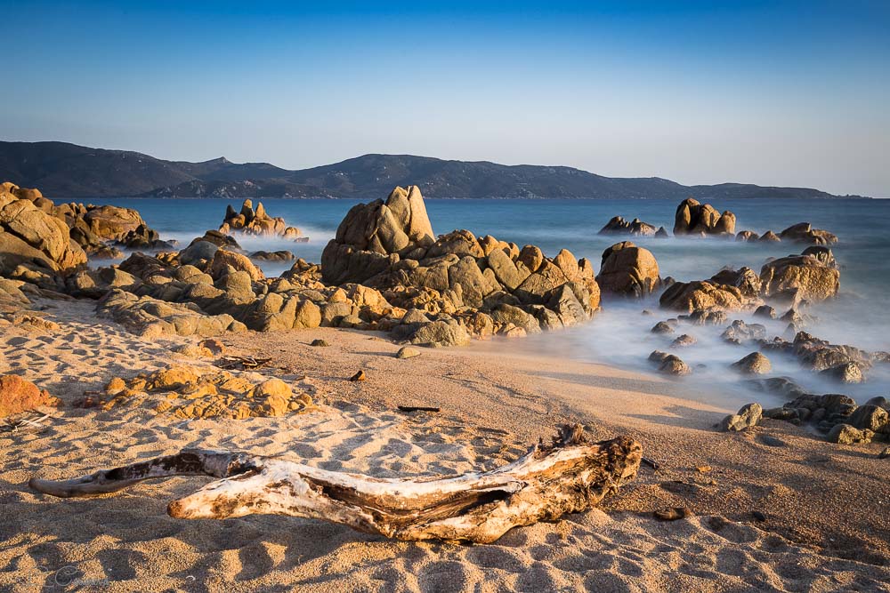 Plage Corse au couché de soleil.jpg