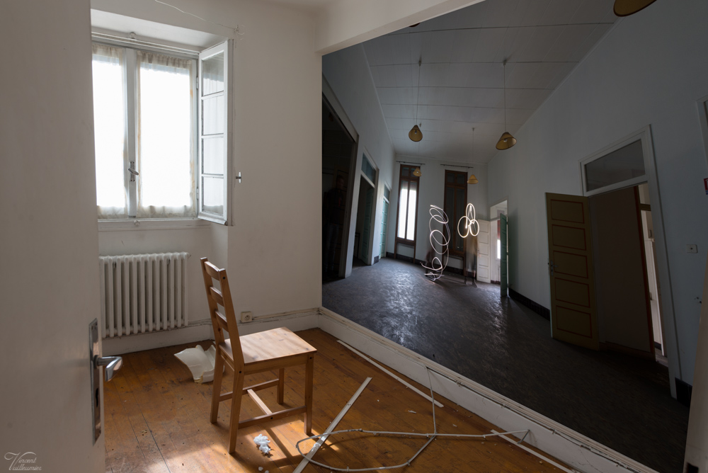 Chaise vide et hall.jpg