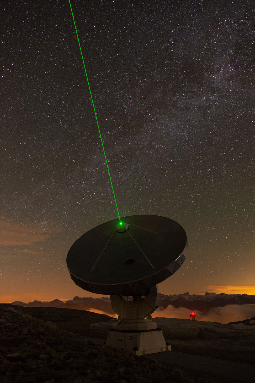 manud59 _DSC8800 laser.jpg
