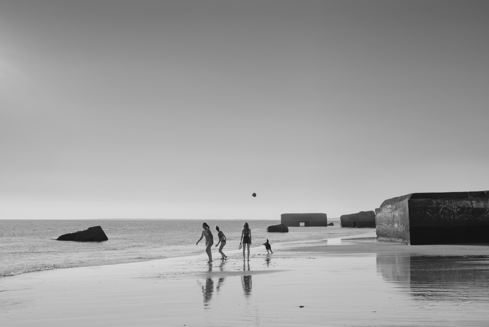 3 filles, un chien et un ballon.jpg