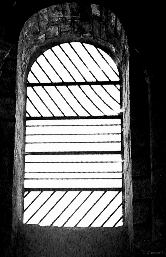 Vitrail Soulages Conques.JPG