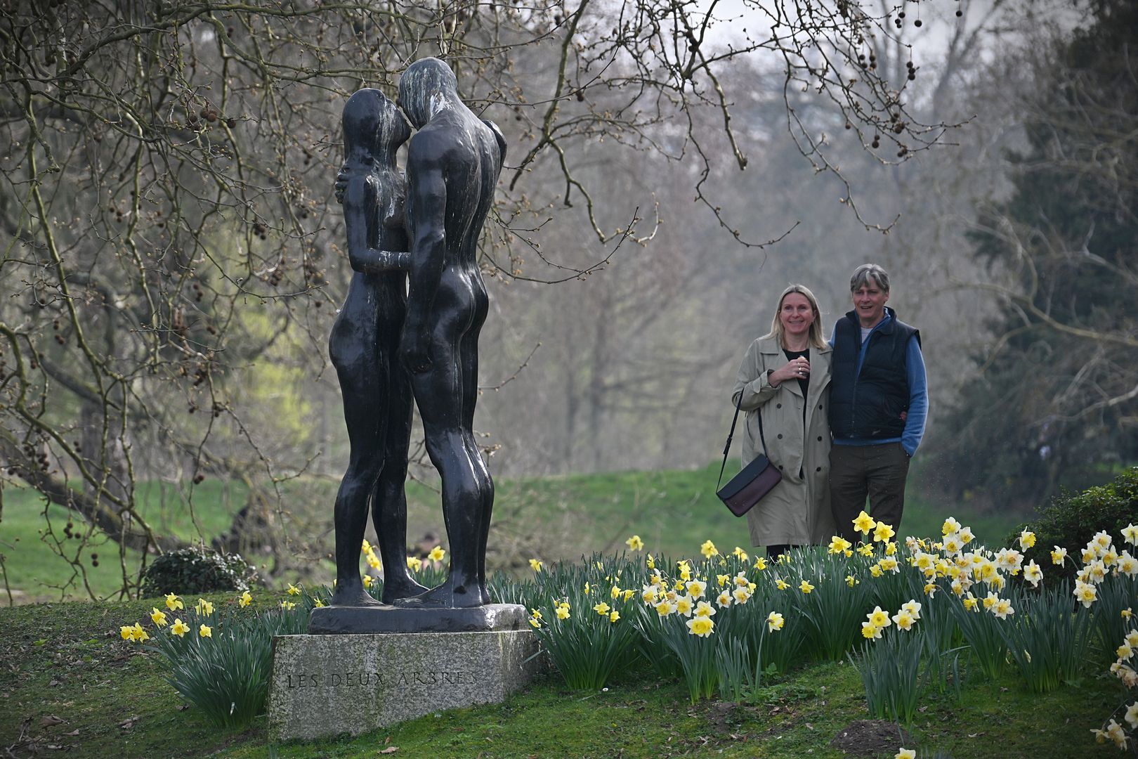BLK_2403 statue et couple au bois de Boulogne-1080.jpg