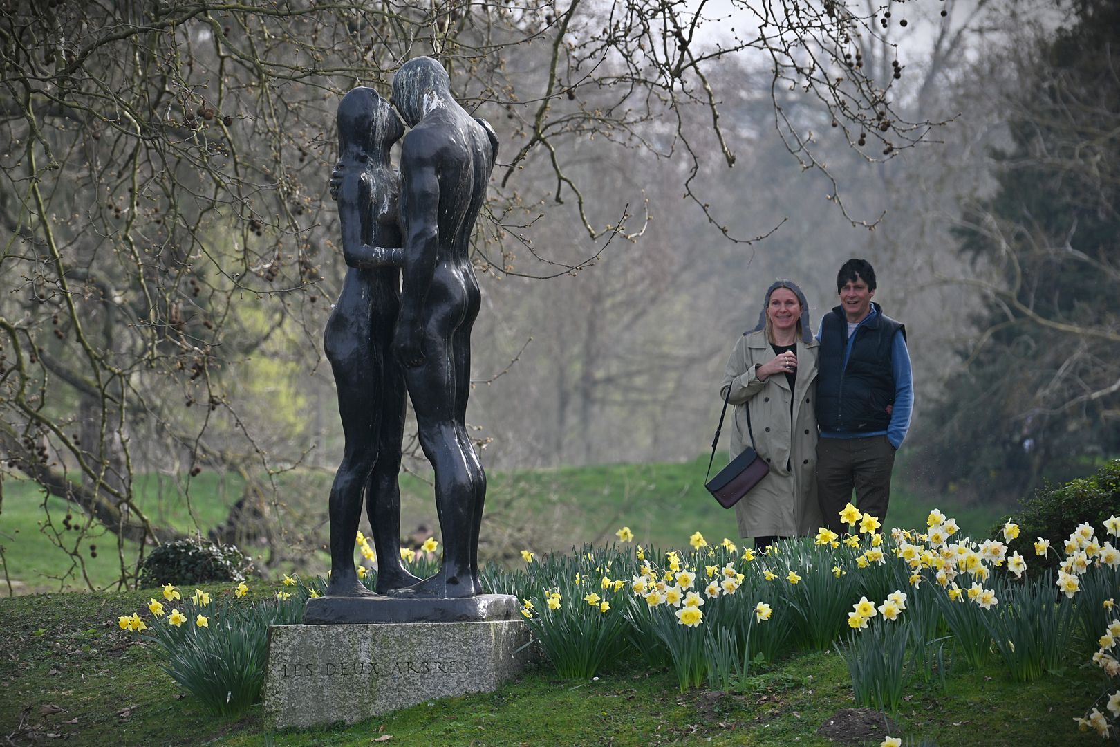 BLK_2403 statue et couple au bois de Boulogne-1080 - sans guano.jpg