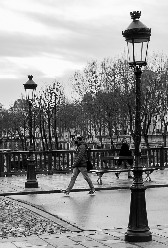 L'homme a la veste rouge mais noire.JPG