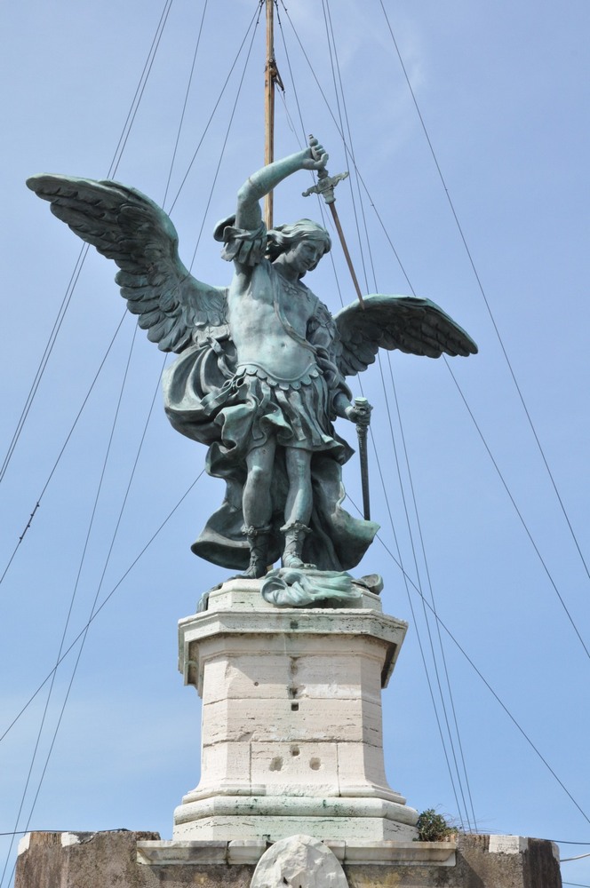 DSC_8349 l'ange en haut du chateau-1000.JPG