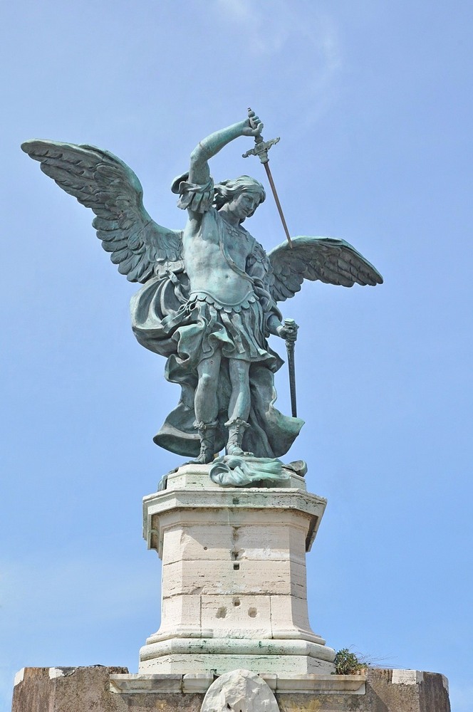 DSC_8349 l'ange en haut du chateau-1000 sans câbles amélioré.JPG